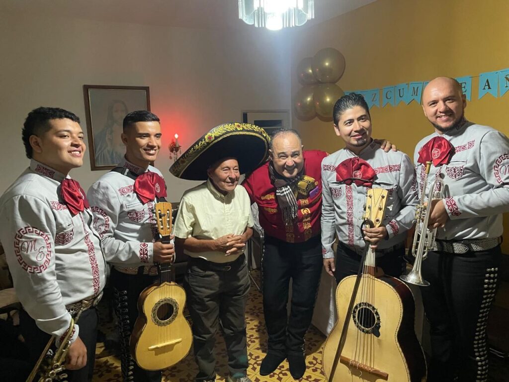 mariachis de traje elegante en medellin e Itagüí