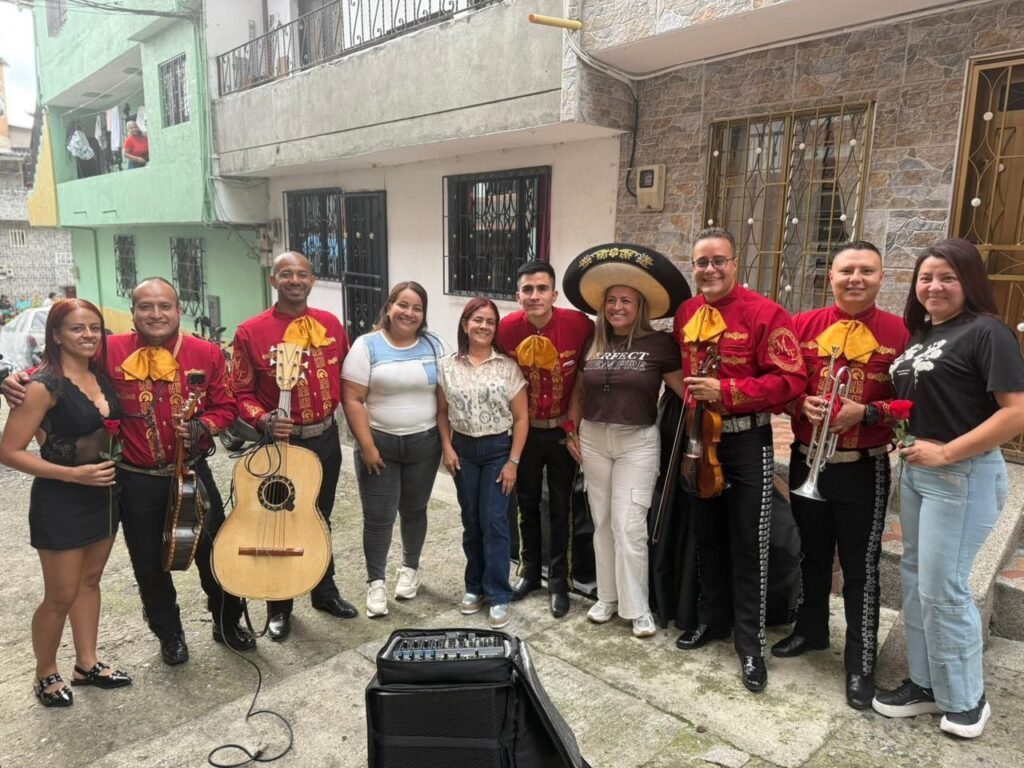 mariachis dando una serenata en medellin e Itagüí