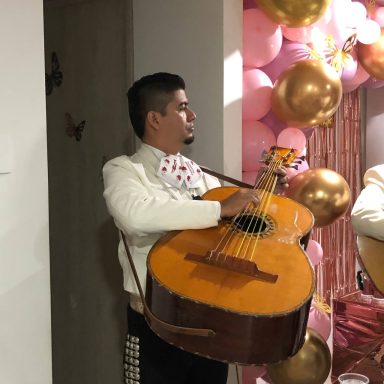 Serenata sorpresa en Medellín con mariachis y ramo de flores