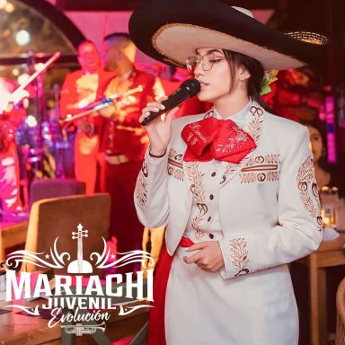 Mariachis en Medellín ofreciendo serenata romántica con guitarra y trompeta