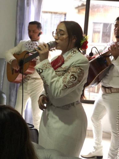 Mariachis juveniles en Medellín interpretando canciones rancheras