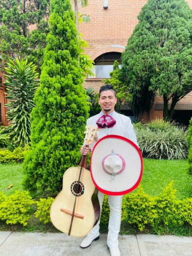 guitarron del mariachi evolucion de medellin e Itagüí
