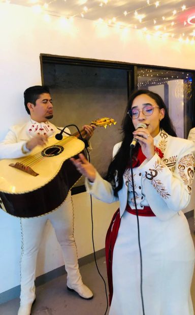 Contratar serenata en Medellín con mariachi profesional y flores