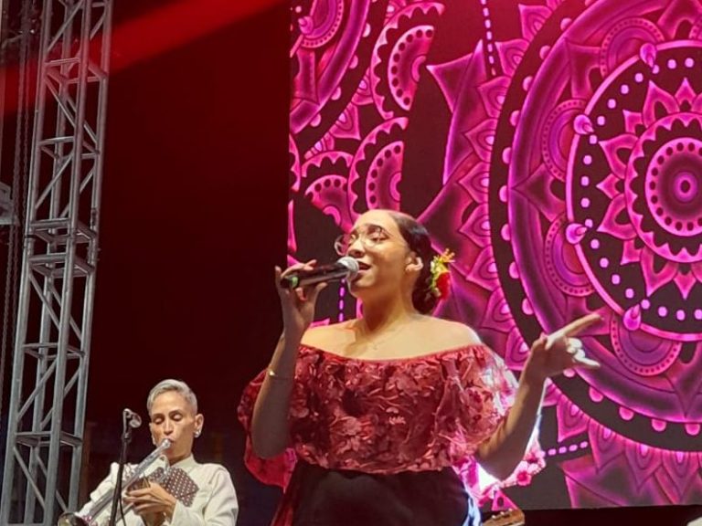 Serenata romántica al atardecer con mariachi en Medellín